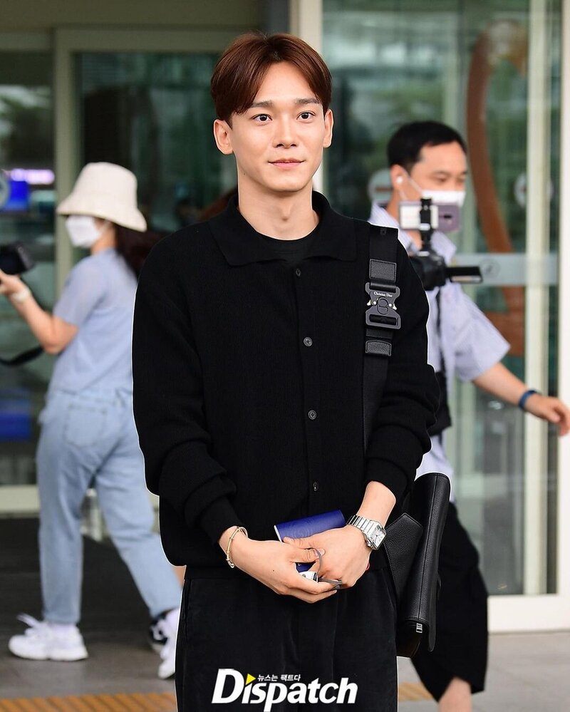 220707 EXO Chen at Incheon International Airport documents 3