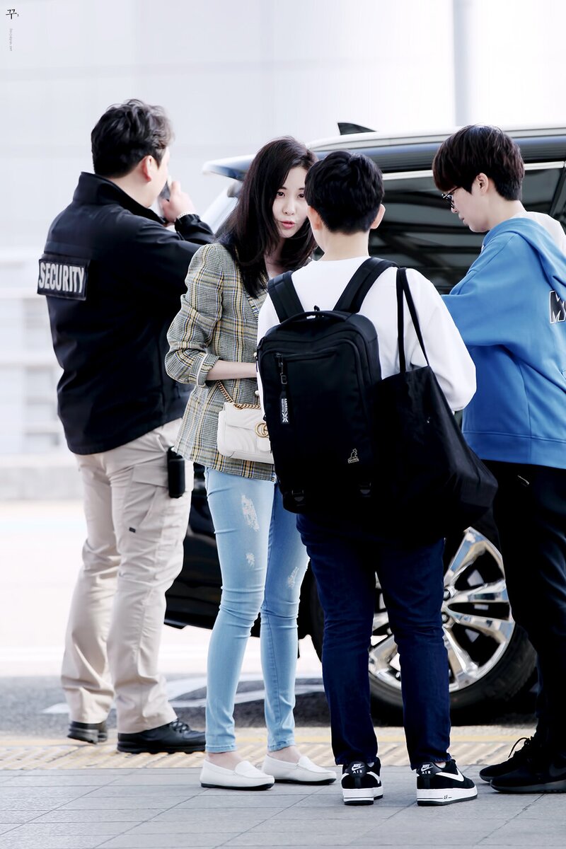 170429 Girls' Generation Seohyun at Incheon Airport documents 6