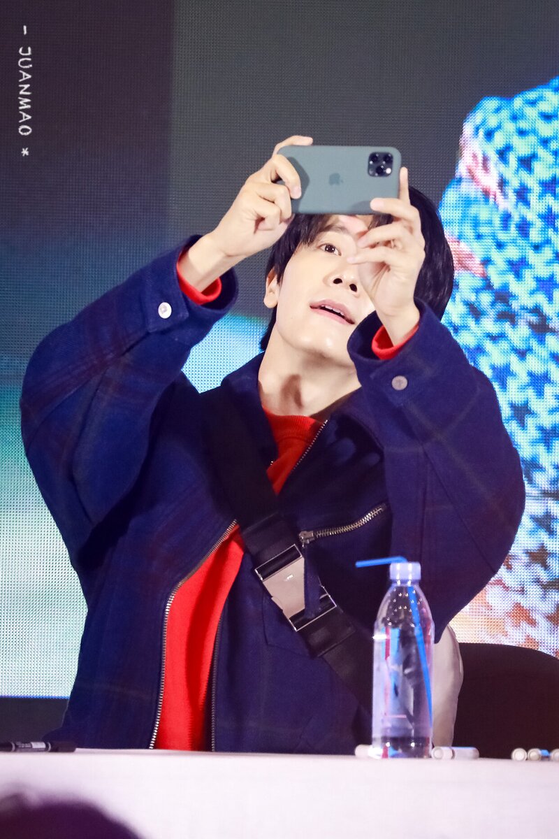 200105 Super Junior Donghae at 'Timeslip' Fansign in Chengdu documents 9