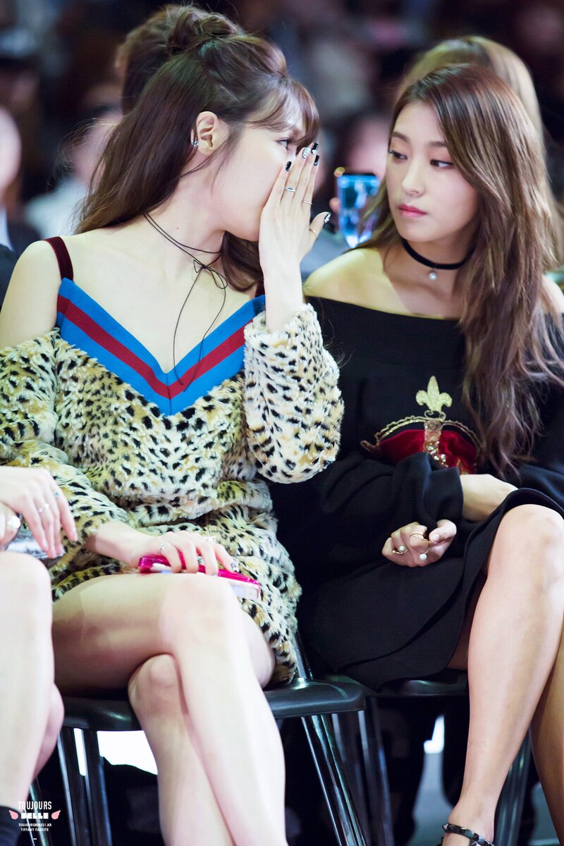 160324 Tiffany and SISTAR Bora at Seoul Fashion Week documents 4