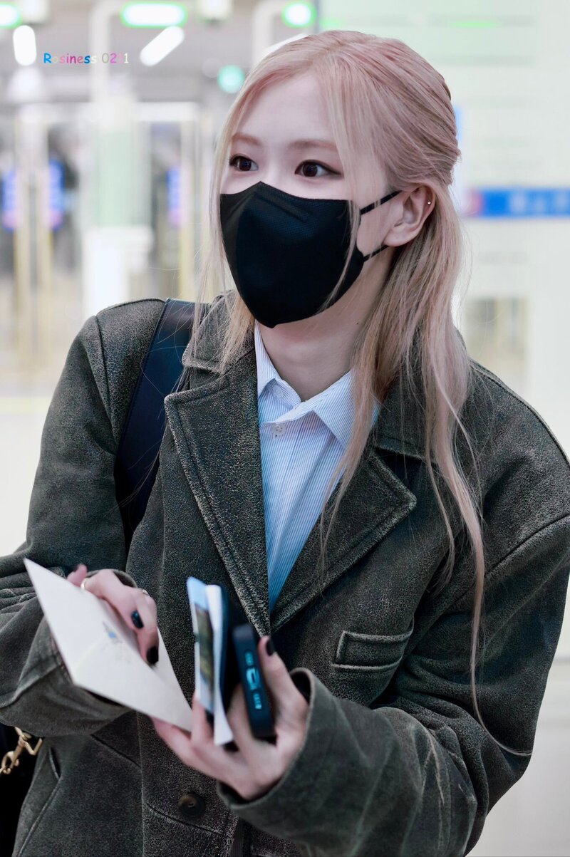 230328 ROSÉ at Incheon International Airport documents 1