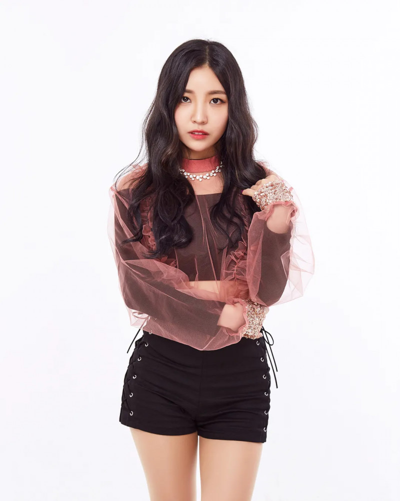 HeyGirls_Siyeon_No_One_But_You_promo_photo_(2).png