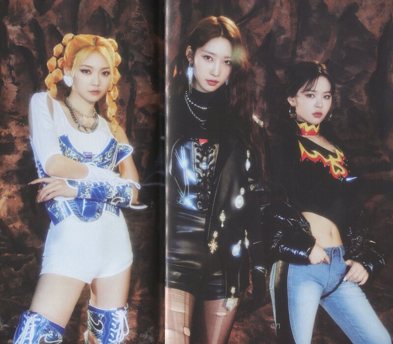 EVERGLOW "Return of the Girls" Album Scans documents 2
