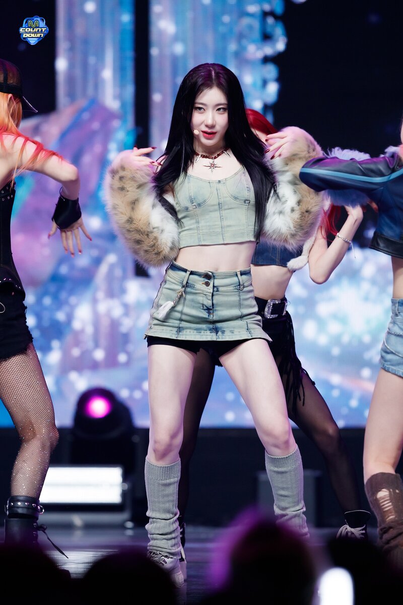 240125 ITZY Chaeryeong - 'Mr. Vampire' at M Countdown documents 2