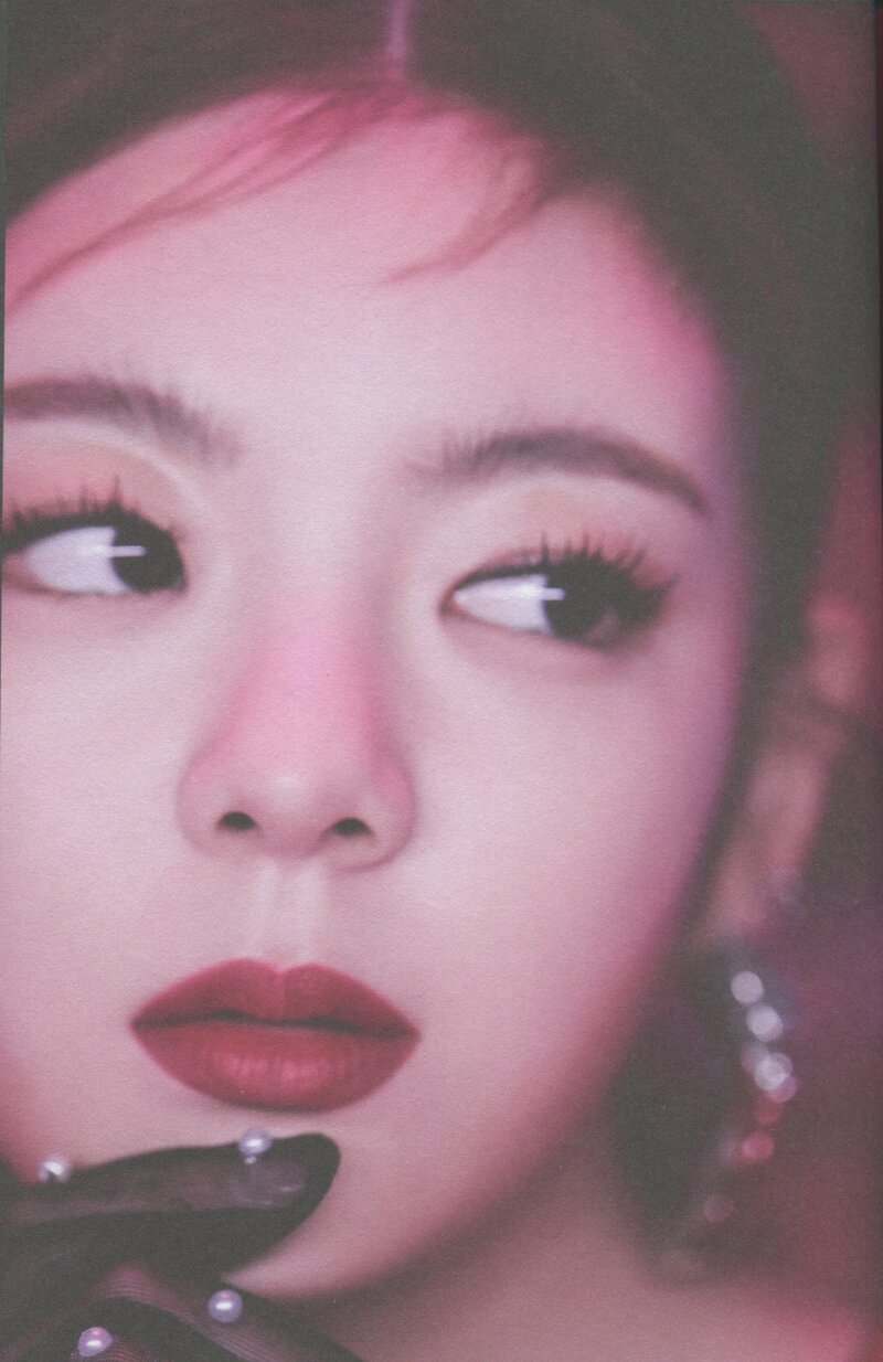 ITZY 'GUESS WHO' Album [SCANS] documents 14