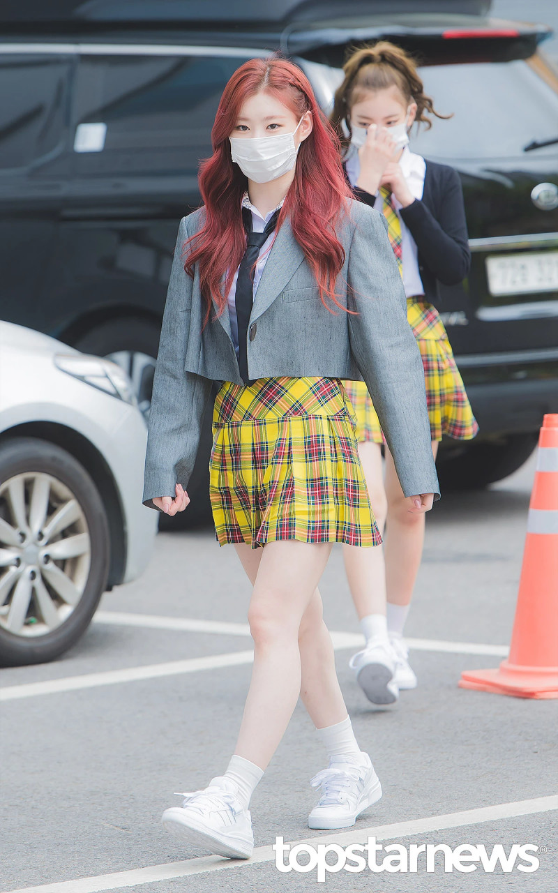 210422 ITZY Chaeryeong on the way to film Knowing Brothers documents 5