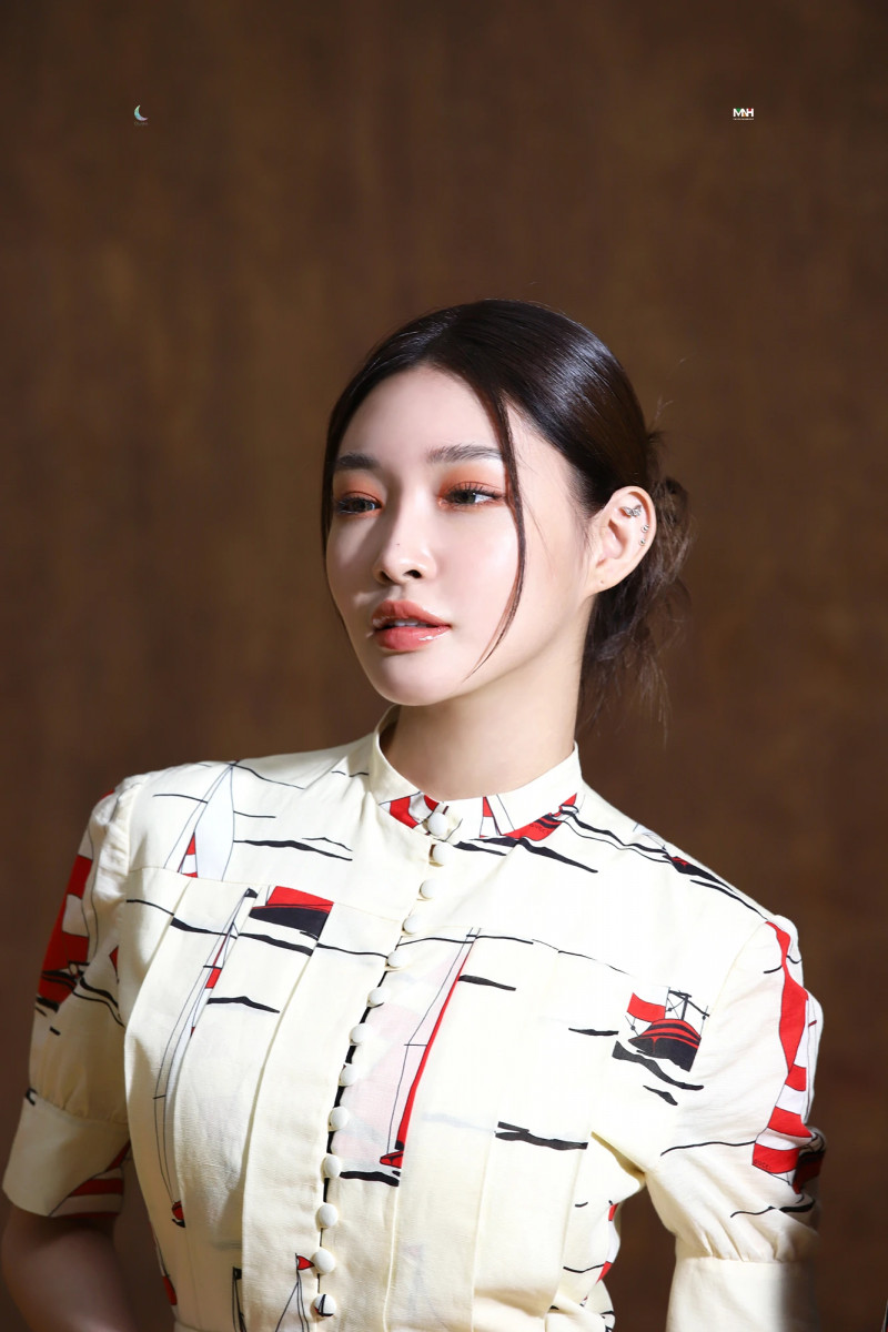 210514 Chungha Cafe Update - Marie Claire Photoshoot Behind documents 14