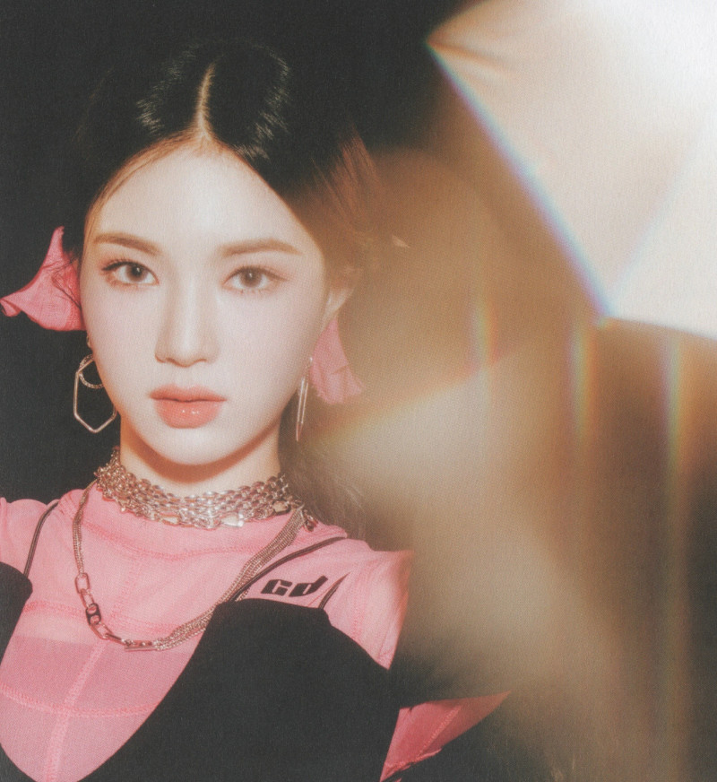 STAYC - 'Star To A Young Culture' Album [SCANS] documents 3