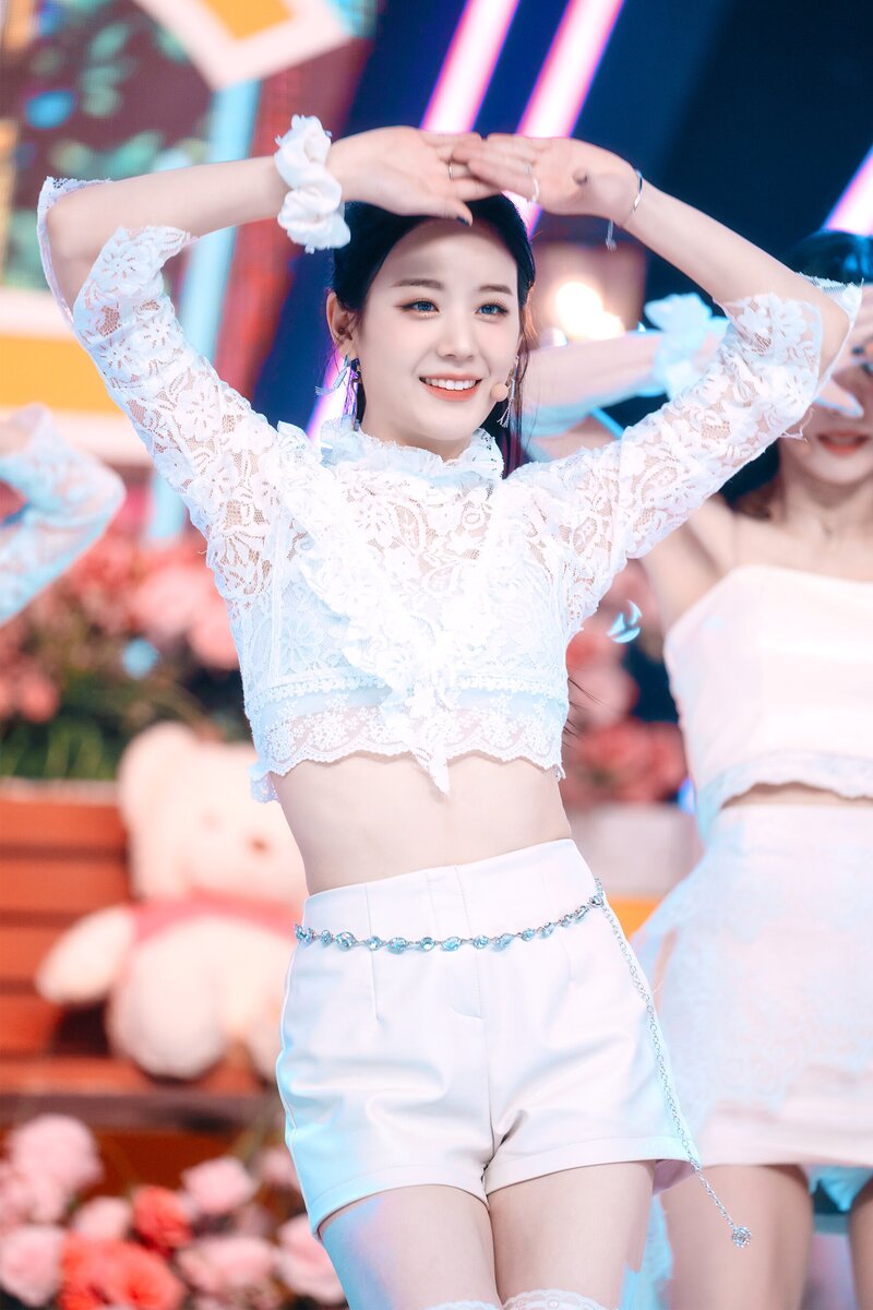 220123 fromis_9 Gyuri - 'DM' at Inkigayo documents 5