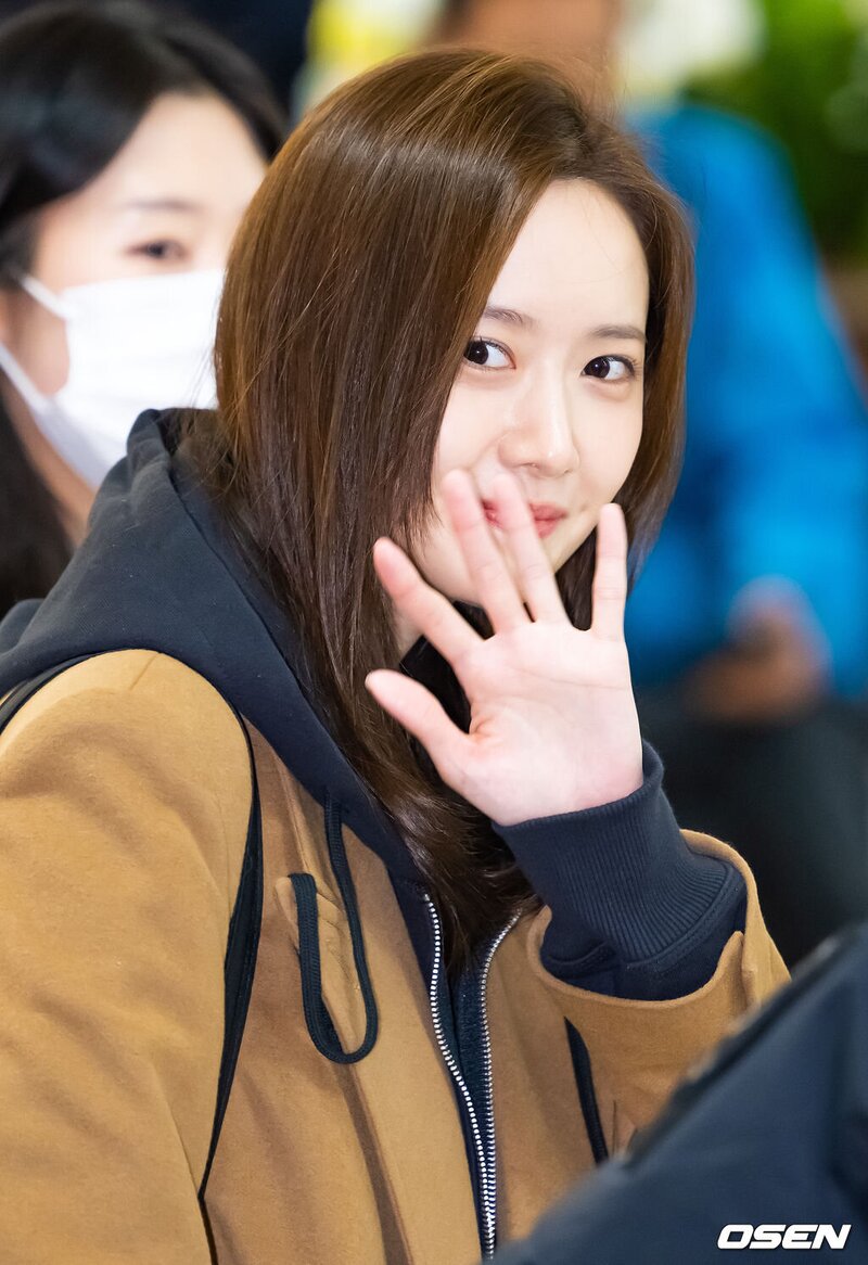 240213 Yoona at Gimpo International Airport documents 2