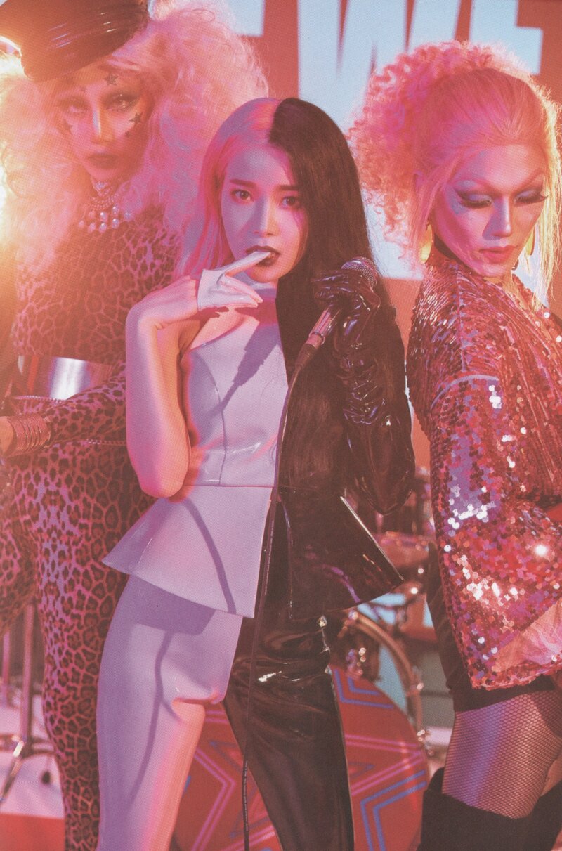 MAMAMOO 2nd Full Album 'reality in BLACK' [SCANS] (All Universes) documents 12