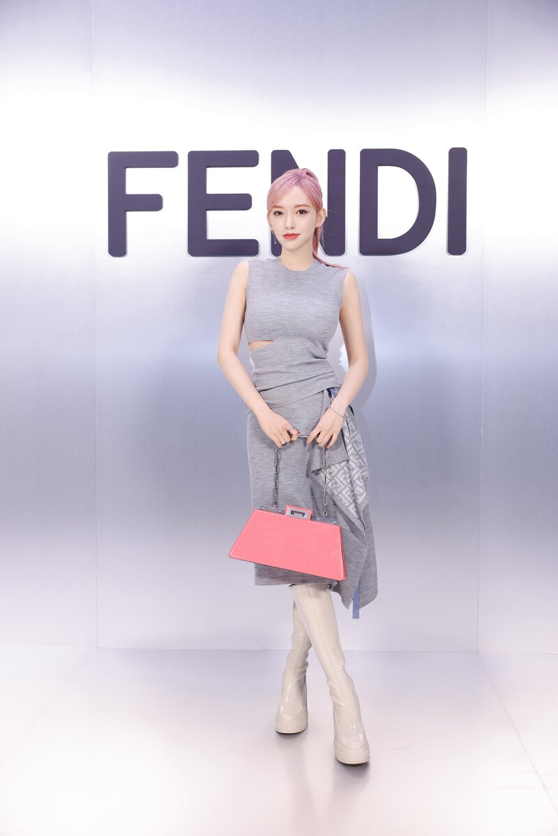 230222 Cheng Xiao Weibo Studio - Fendi Fashion Week documents 2