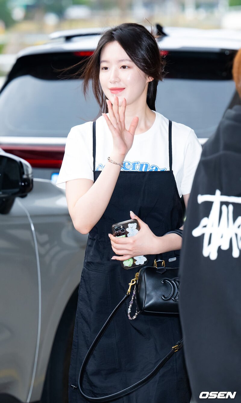240404 (G)I-DLE Shuhua at Gimpo International Airport documents 9
