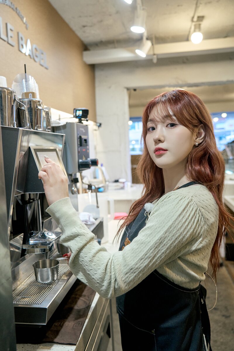 240419 WAKEONE Naver Post - Kep1er Chaehyun - 'Kep1er’s Croffle Cafe' Behind documents 2