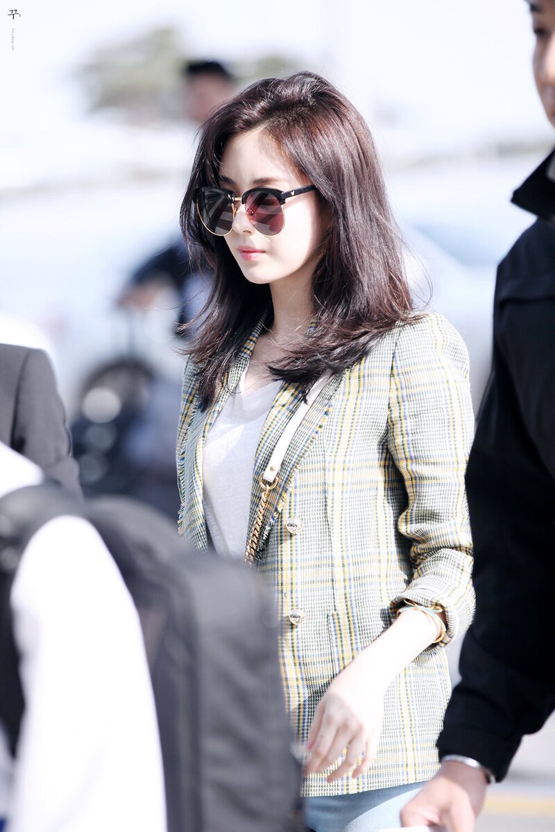 170429 Girls' Generation Seohyun at Incheon Airport documents 12