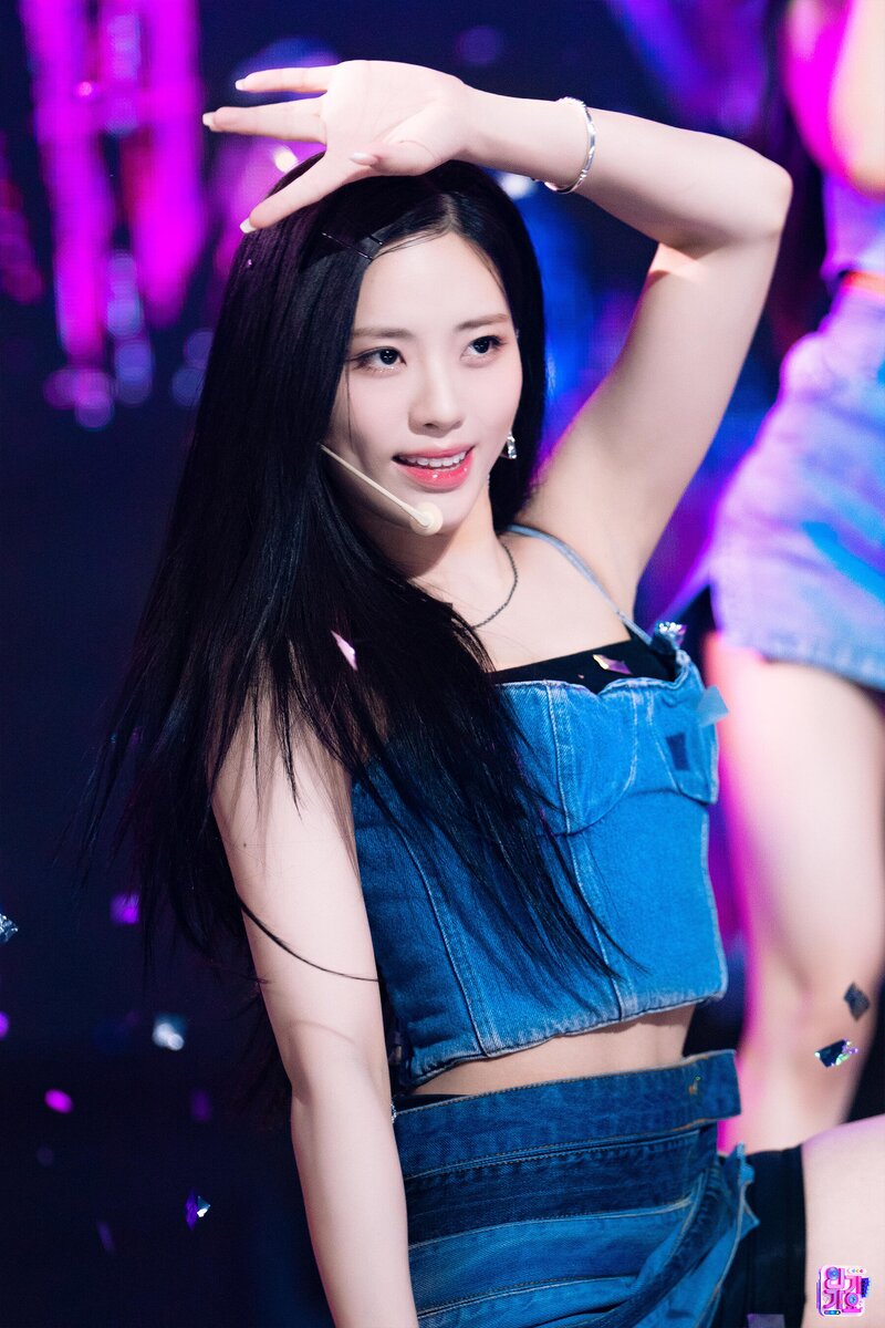 230618 fromis_9 Jiwon - '#menow' at Inkigayo documents 1
