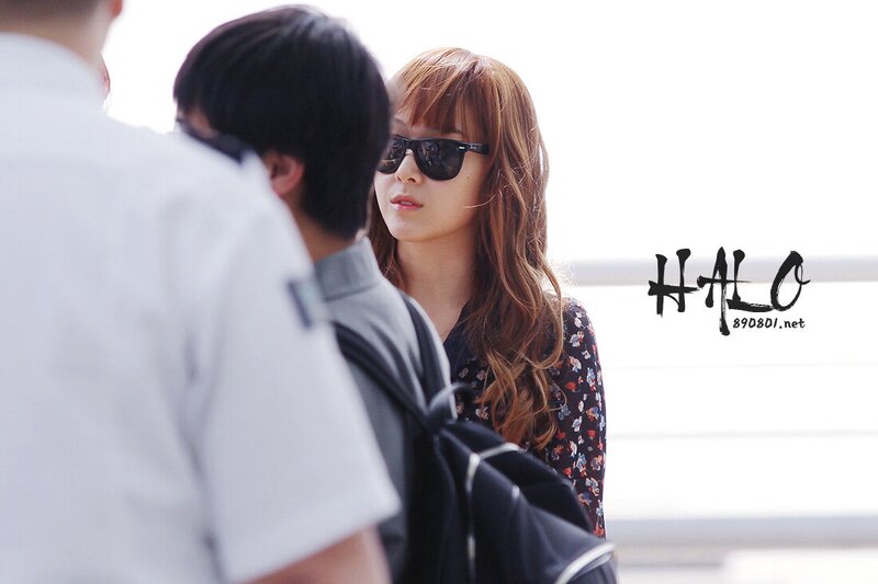120609 Girls' Generation Jessica at Incheon Airport documents 1