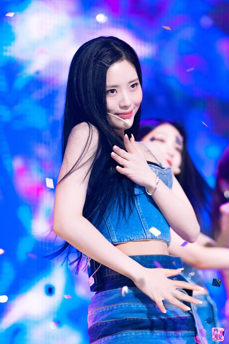 230618 fromis_9 Jiwon - '#menow' at Inkigayo documents 2