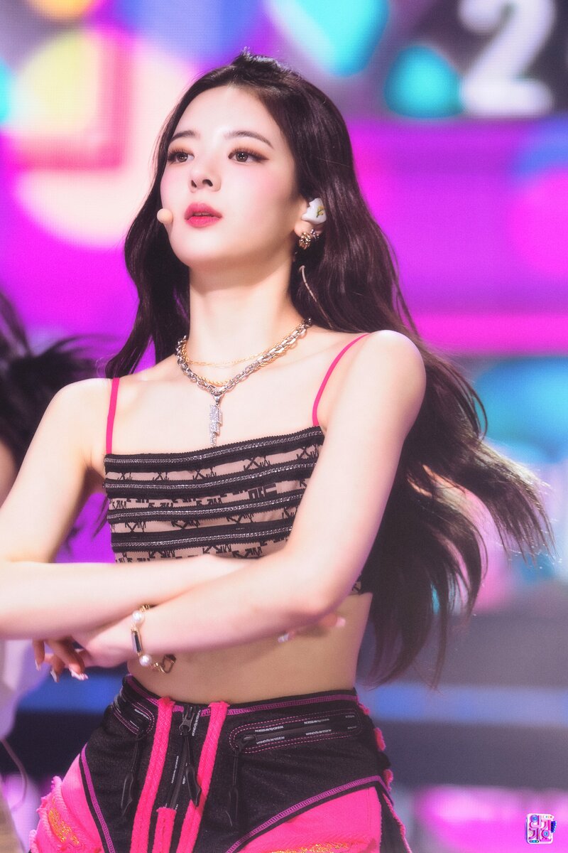 220724 ITZY Lia - 'SNEAKERS' at Inkigayo documents 9