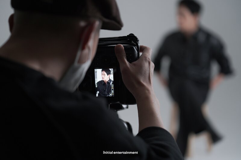 230407 - Naver - Initial Entertainment - Hoya Behind Photos documents 4