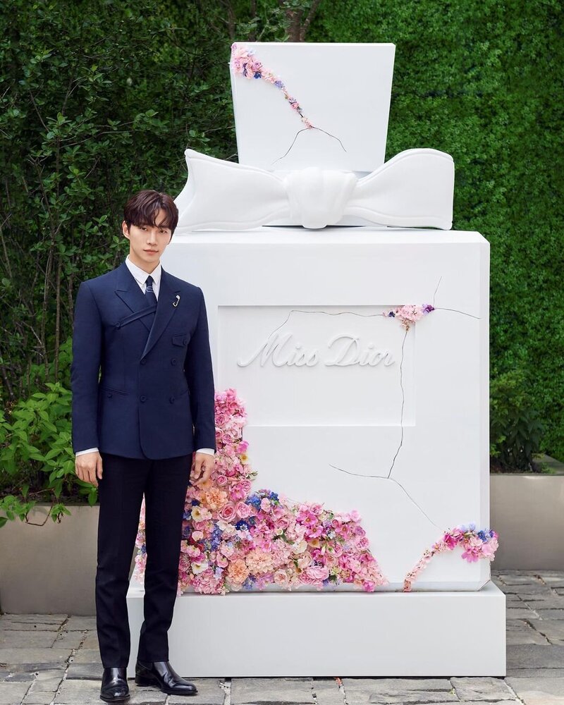 Lee Junho at 'Miss Dior Seoul Exhibition & Pop-up'. documents 1