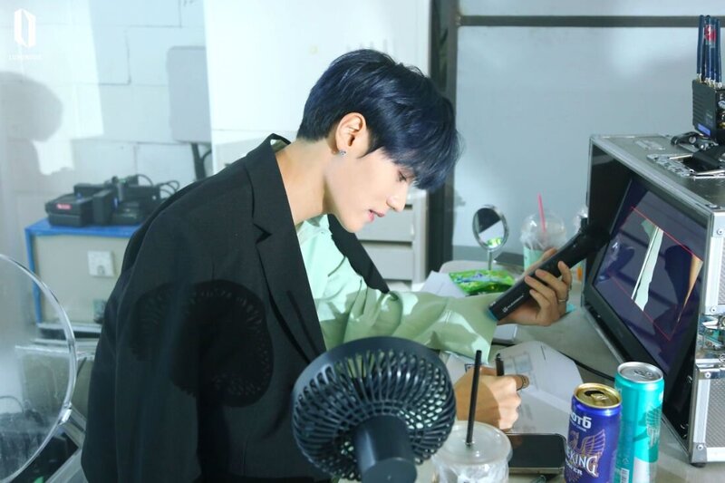 211204 - Fan Cafe - Luminous Home Alone Behind Photos documents 5