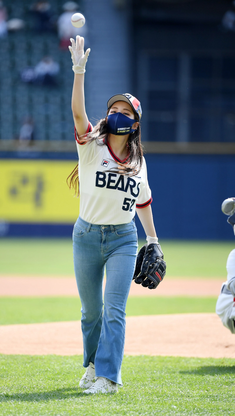 210404 Brave Girls Yujeong - First pitch for Doosan Bears documents 12