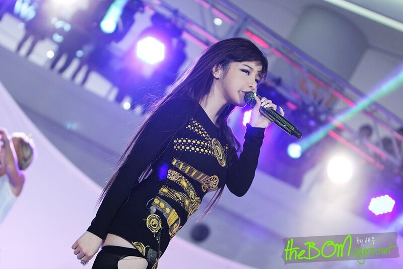 130930 2NE1 Park Bom at Mini-Concert in Times Square Mall documents 1