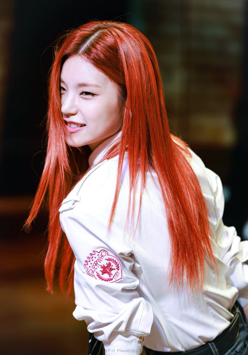 210530 ITZY Yeji - Fansign Event documents 8
