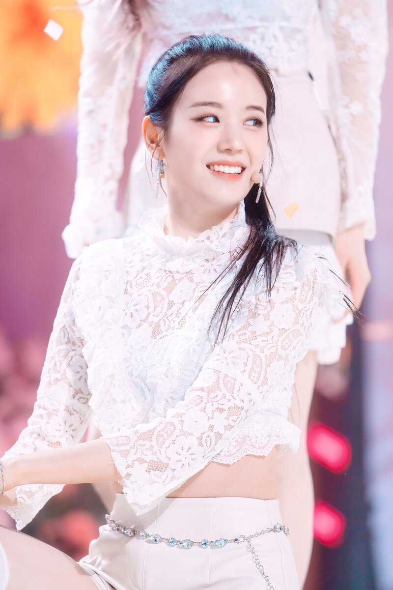 220123 fromis_9 Gyuri - 'DM' at Inkigayo documents 8