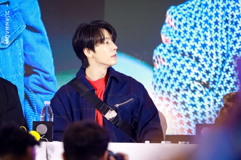 200105 Super Junior Donghae at 'Timeslip' Fansign in Chengdu documents 8