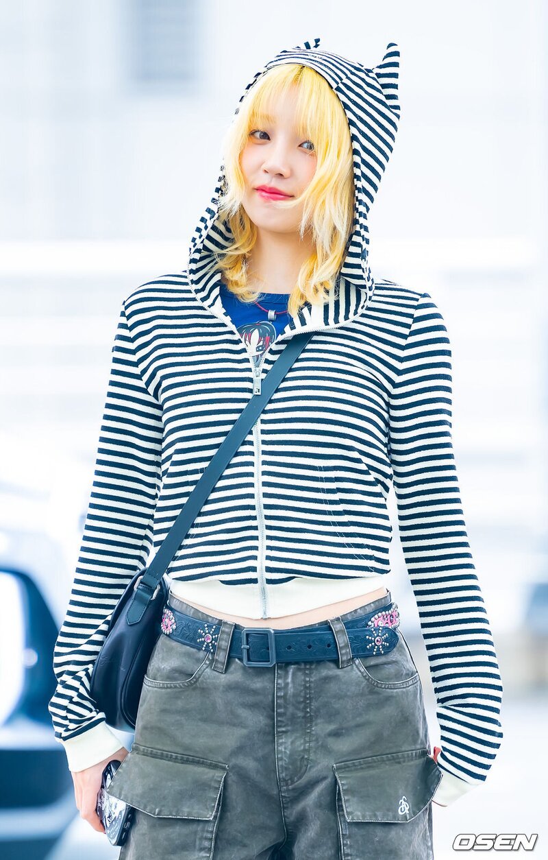 240416 (G)I-DLE Yuqi at Incheon International Airport documents 12