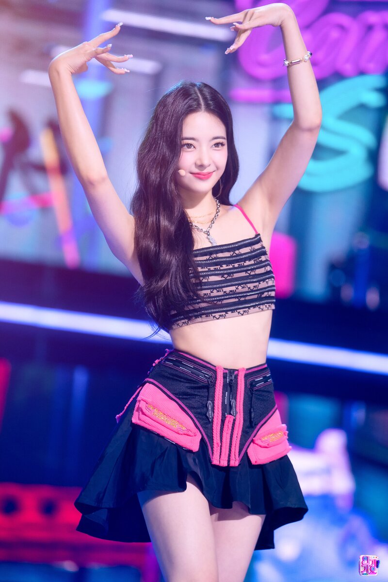 220724 ITZY Lia - 'SNEAKERS' at Inkigayo documents 8