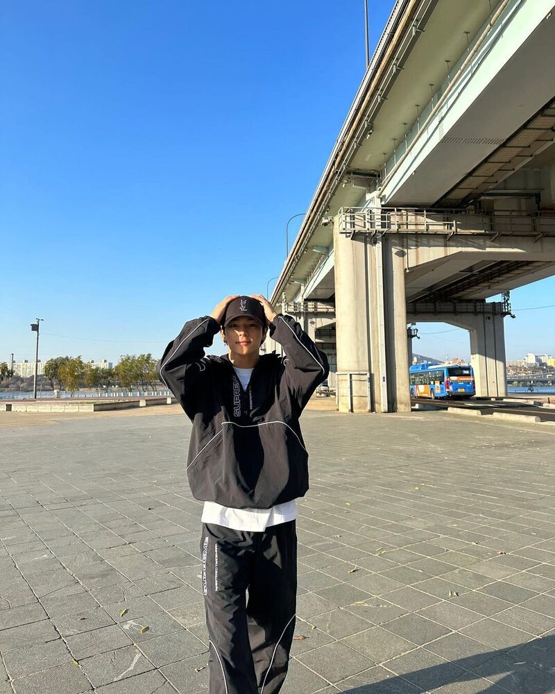 221126 Woo Jin Instagram Update documents 3