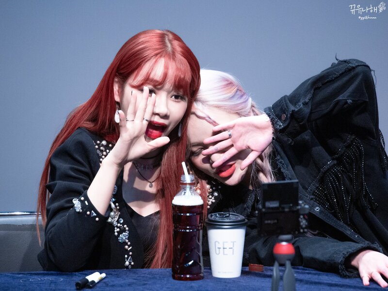 191201 AOA Jimin and Yuna at 'NEW MOON' Fansign documents 2