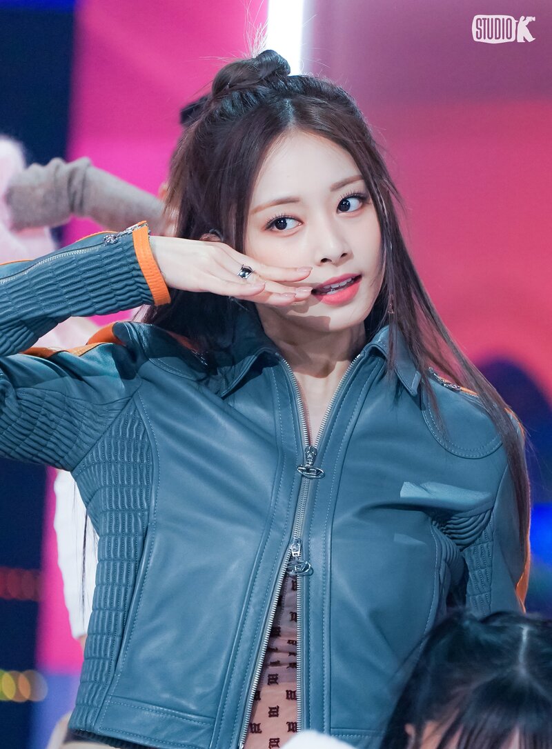 240222 - KBS Kpop Twitter Update with TZUYU - 'SET ME FREE' Music Bank Behind Photo documents 6