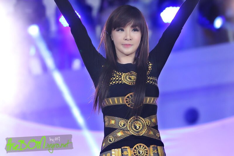 130930 2NE1 Park Bom at Mini-Concert in Times Square Mall documents 2