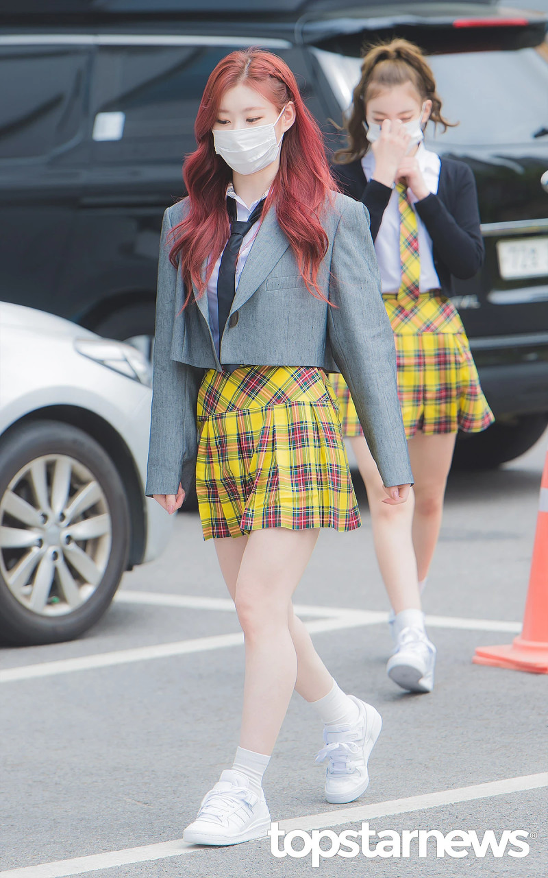 210422 ITZY Chaeryeong on the way to film Knowing Brothers documents 6
