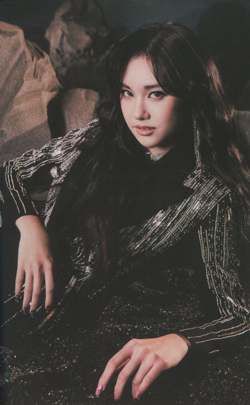 EVERGLOW "Return of the Girls" Album Scans documents 18