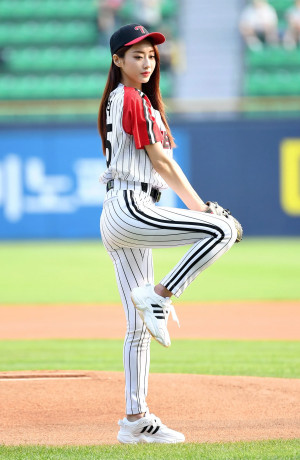 190714 Kyungri throwing first pitch for LG Twins