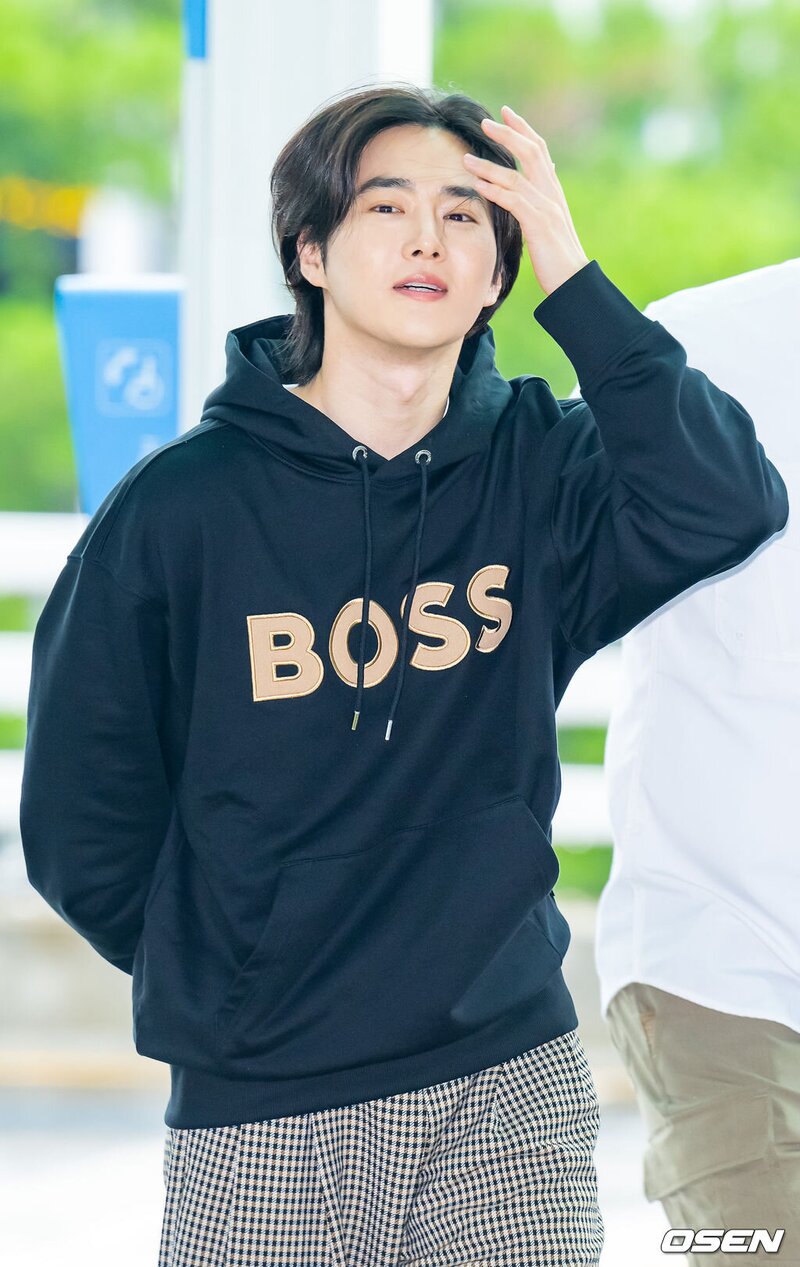 230920 EXO Suho at Incheon International Airport documents 4