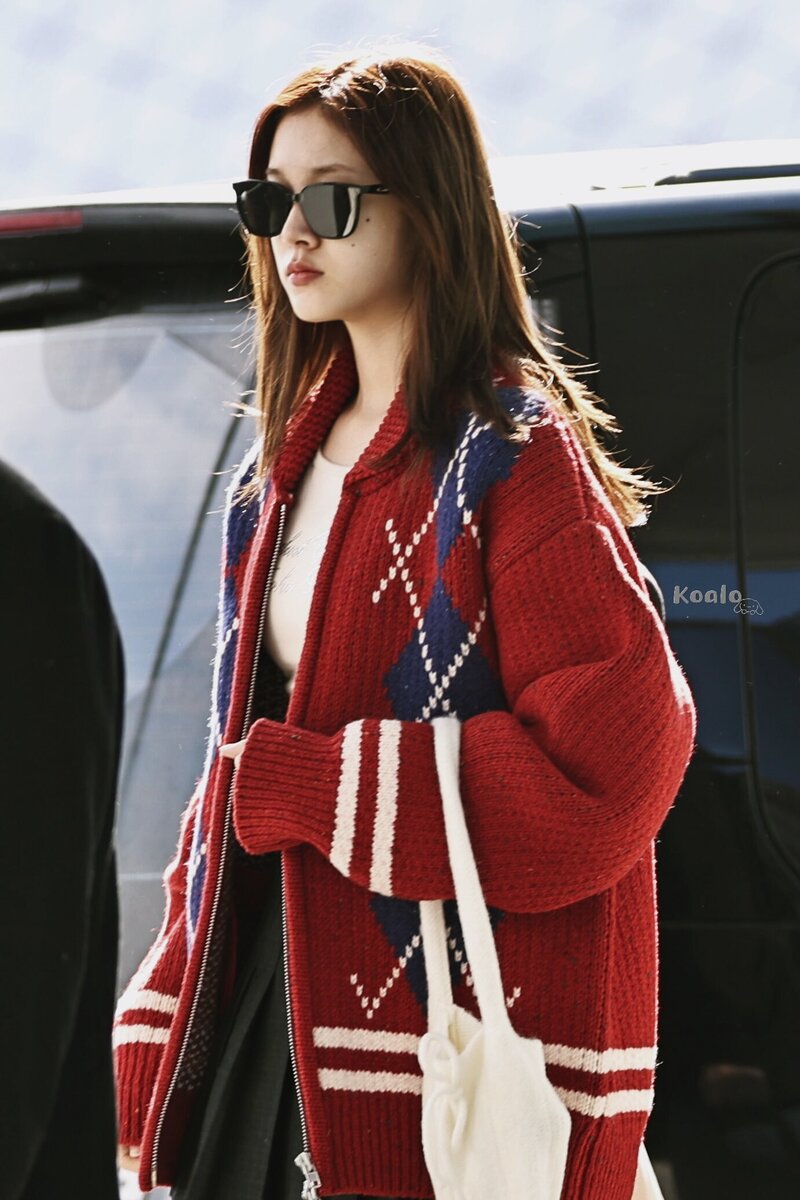 240215 STAYC J at Incheon International Airport documents 4