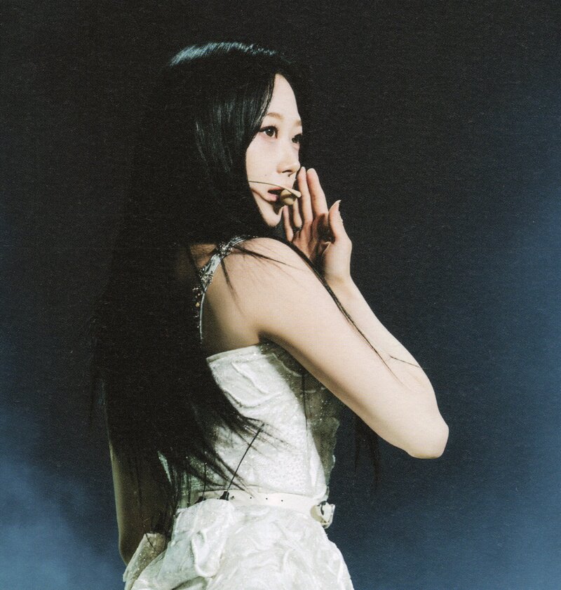 AESPA 1ST CONCERT SYNK: HYPER LINE PHOTOBOOK Giselle (SCANS) documents 3