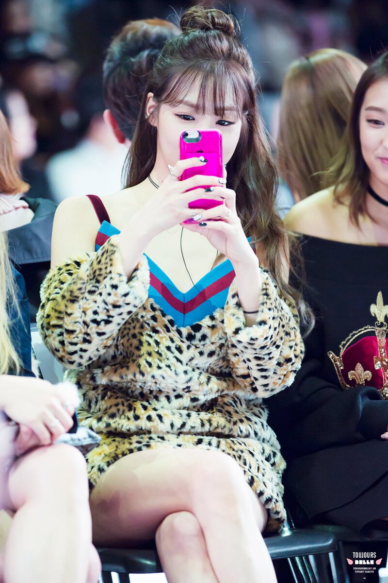 160324 Tiffany and SISTAR Bora at Seoul Fashion Week documents 14
