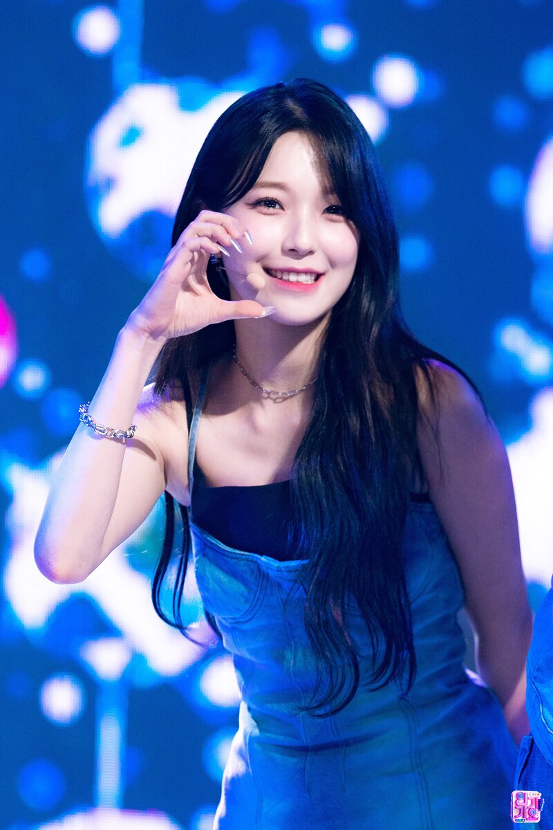 230618 fromis_9 Jiheon - '#menow' at Inkigayo documents 1
