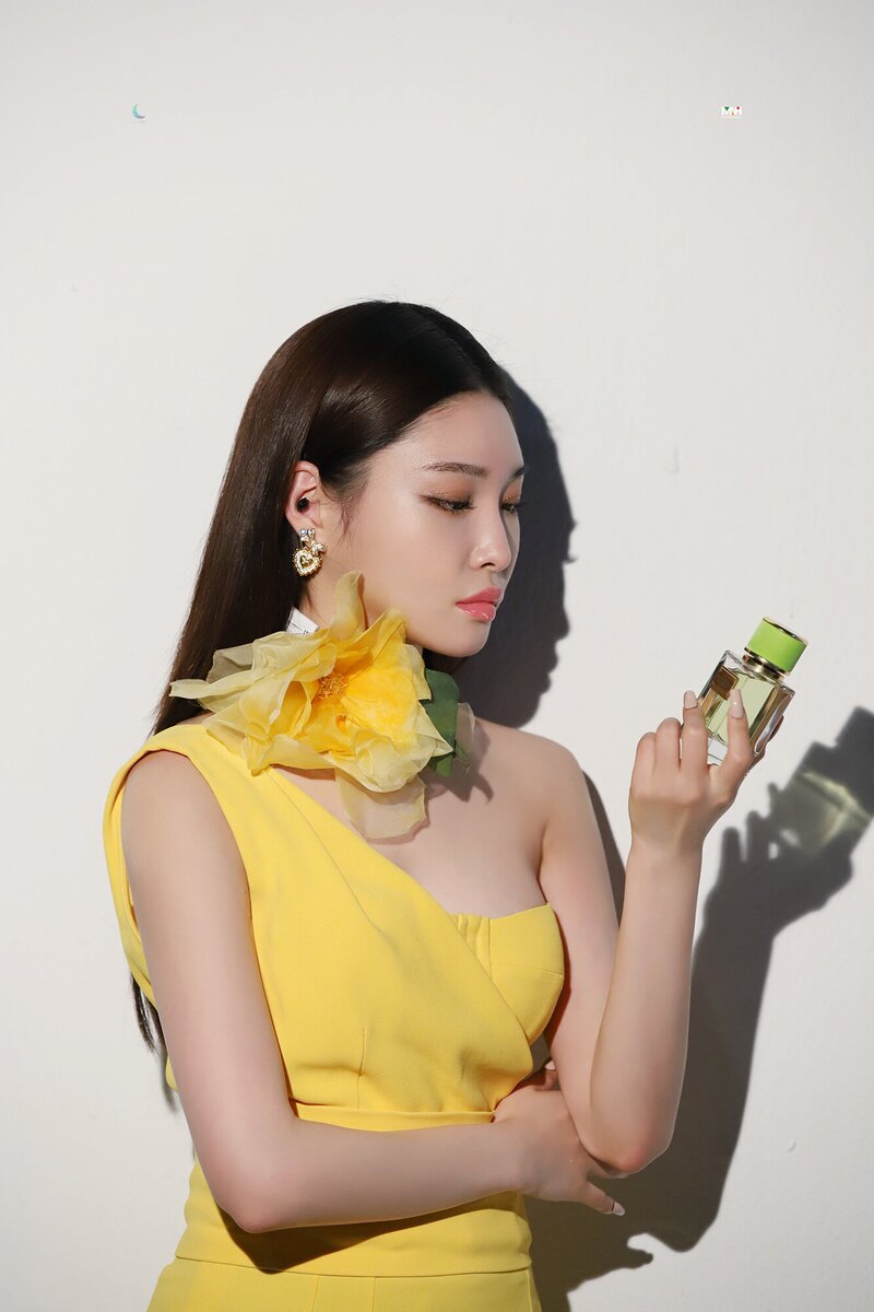 210526 MNH Naver Post - Chungha's Harpers Bazaar May Issue Photoshoot Behind documents 3