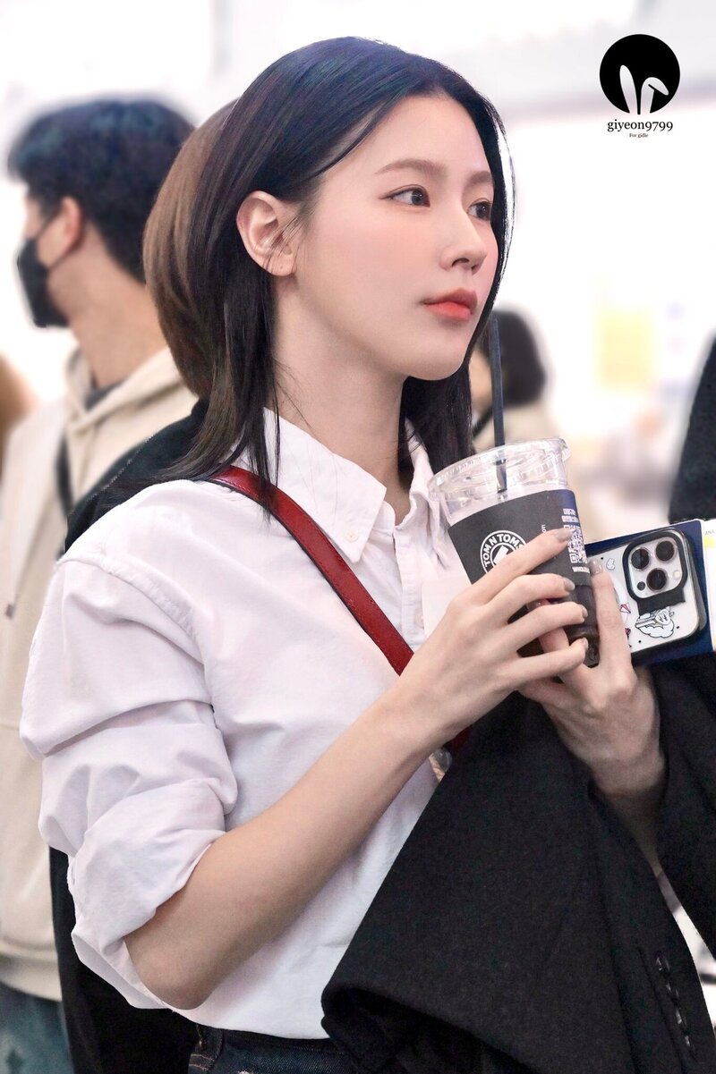 240406 (G)I-DLE Miyeon at Incheon International Airport documents 11
