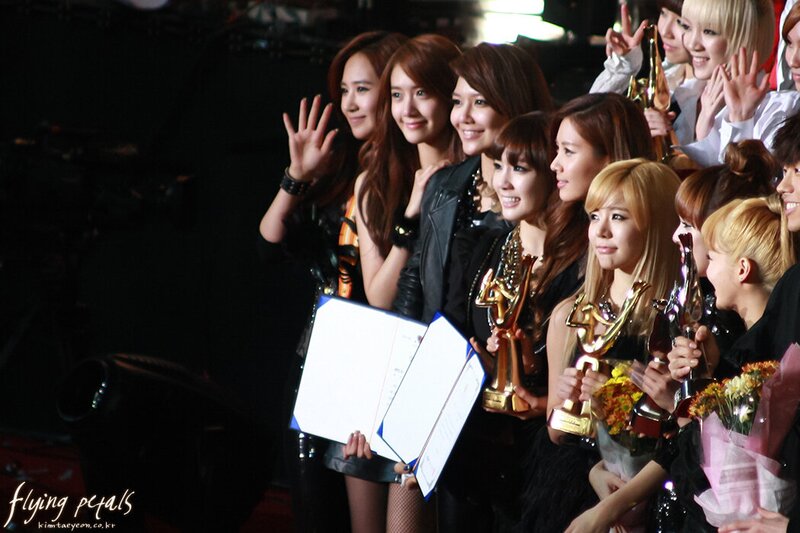 101209 Girls' Generation at 2010 Golden Disk Awards documents 9