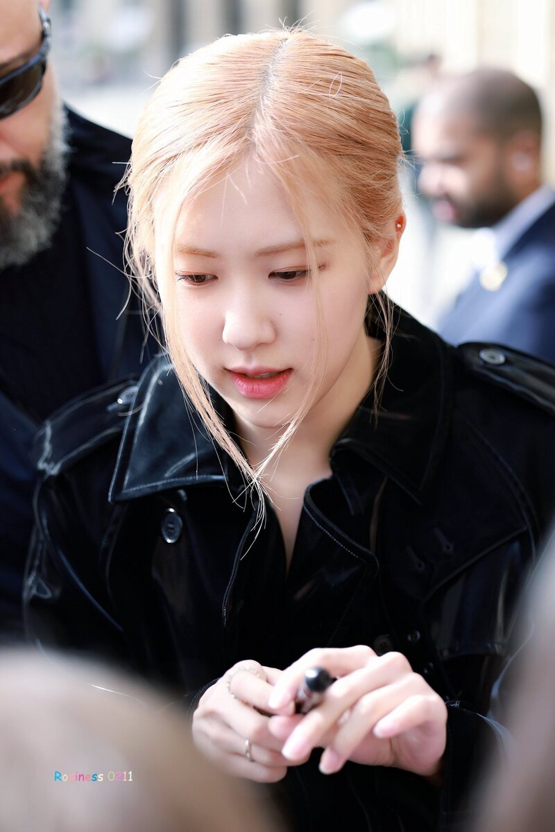 220928 ROSÉ at YSL FLAGSHIP STORE documents 3