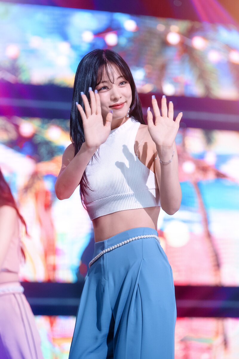 220703 fromis_9 Chaeyoung - 'Stay This Way' at Inkigayo documents 18